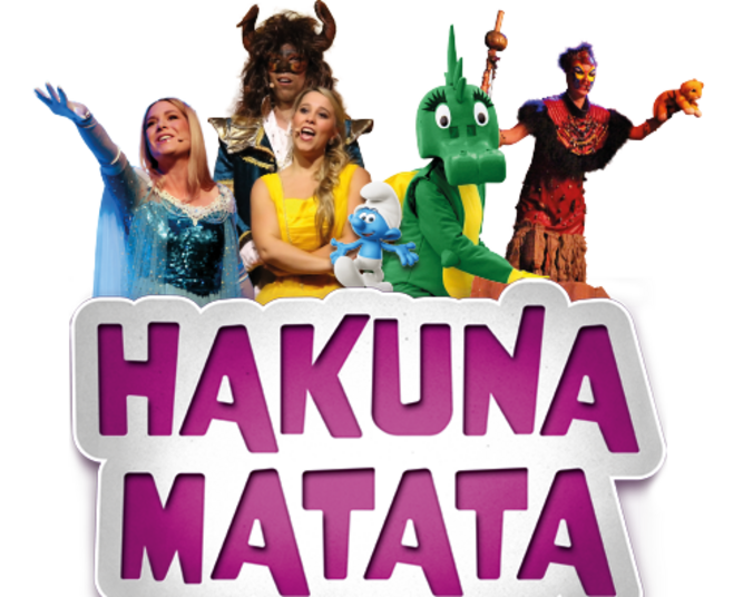 Schriftzug zweizeilig in Großbuchstaben "HAKUNA MATATA". Darüber eine Kollage von links nach rechts: eine blonde Frau in hellblauem Kleid mit weißen Handschuhen, eine blonde Frau in gelbem Kleid, ein Mann mit Fellmaske, ein Schlumpf, ein grüner Drache, ein Mann in traditionellem afrikanischem Kostüm mit Stab und Löwenbaby in der Hand.
