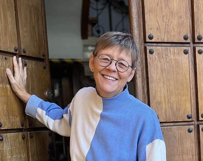 Friederike Lutz lächelt an der Museumstür in die Kamera