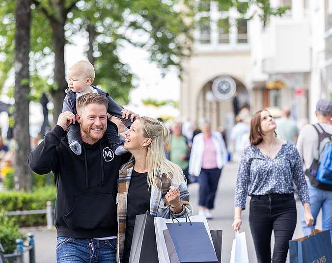 Familie beim Einkaufen mit Einkaugstüten