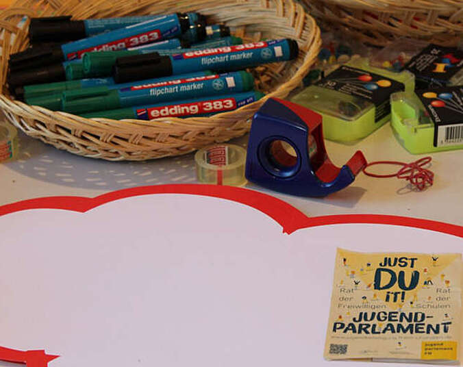 Flyer vom Jugendparlament Eddings und Tesa auf dem Tisch