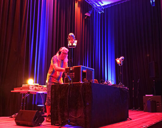 DJ auf der Bühne. (Foto: Made Höld)
