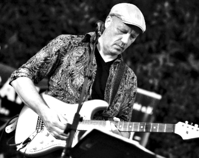 Greyhound Band Musiker spielt Gitarre