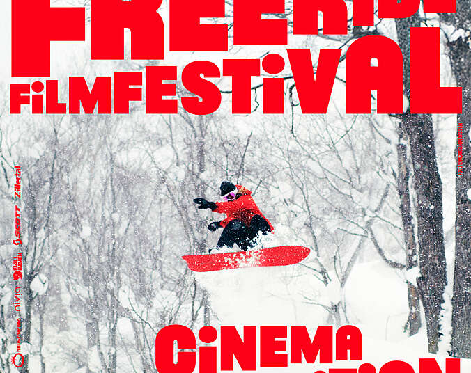 Snowboarderin im Schnee