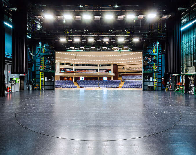 Blick auf die Bühnentechnik des Graf-Zeppelin-Hauses - im Hintergrund der bestuhlte Zuschauerraum.