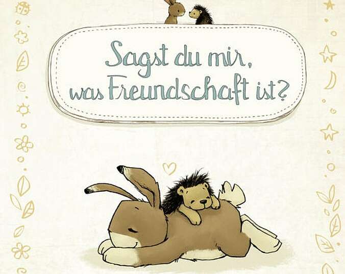 Hase und Igel kuscheln aneinander.