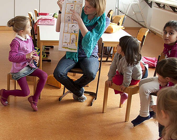 Kinder mit Lehrerin bei musikalischer Früherziehung