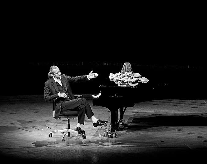 Hagen Rether am Flügel. (Foto: Klaus Reinelt)