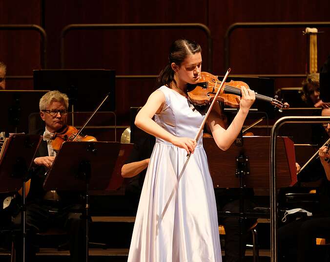 Junge Violinisten auf der Bühne