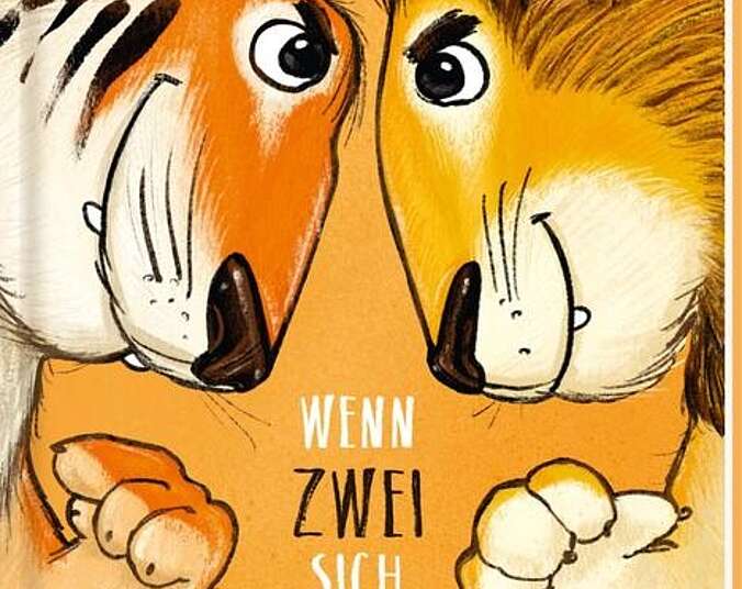 Tiger und Löwe stehen sich Kopf an Kopf gegenüber und deuten jeweils auf sich.