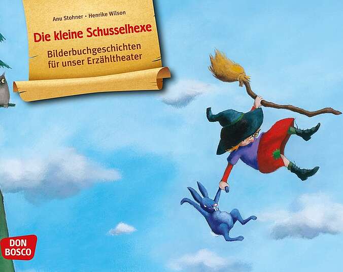 Die kleine Schusselhexe fliegt auf dem Besen und fängt ein Kaninchen auf.