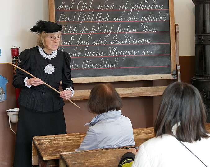 Margarete Zinser bei ihrer Führung als Fräulein Lehrerin
