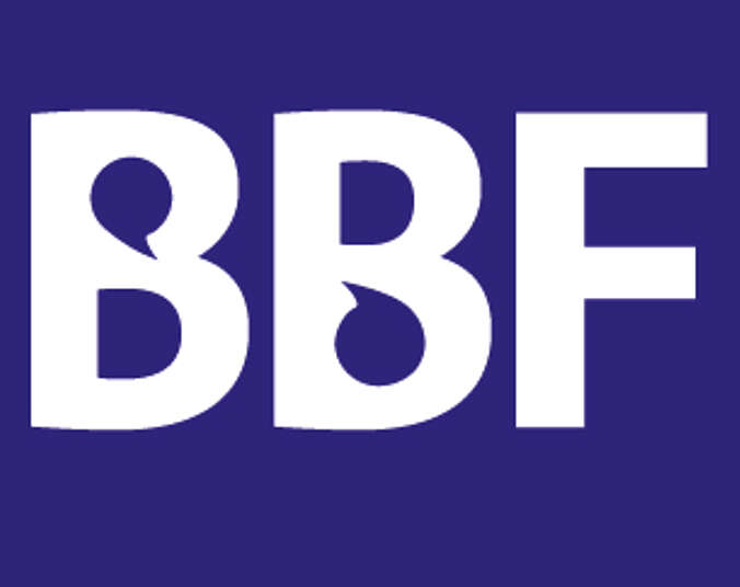 Die Großbuchstaben B, B, F in weißer Schrift auf dunkelblauem Hintergrund
