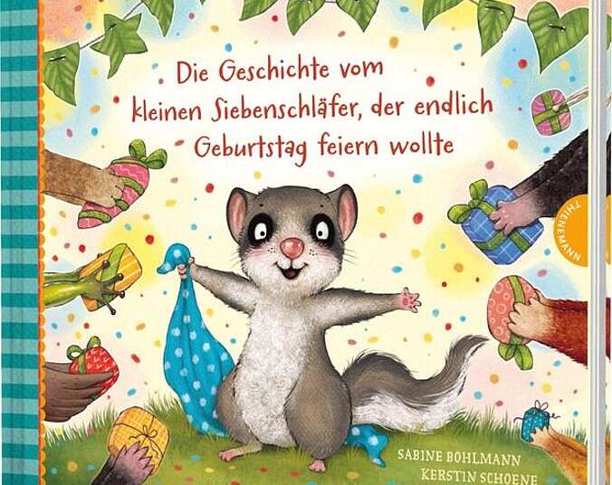 Der kleine Siebenschläfer bekommt lauter Geschenke.