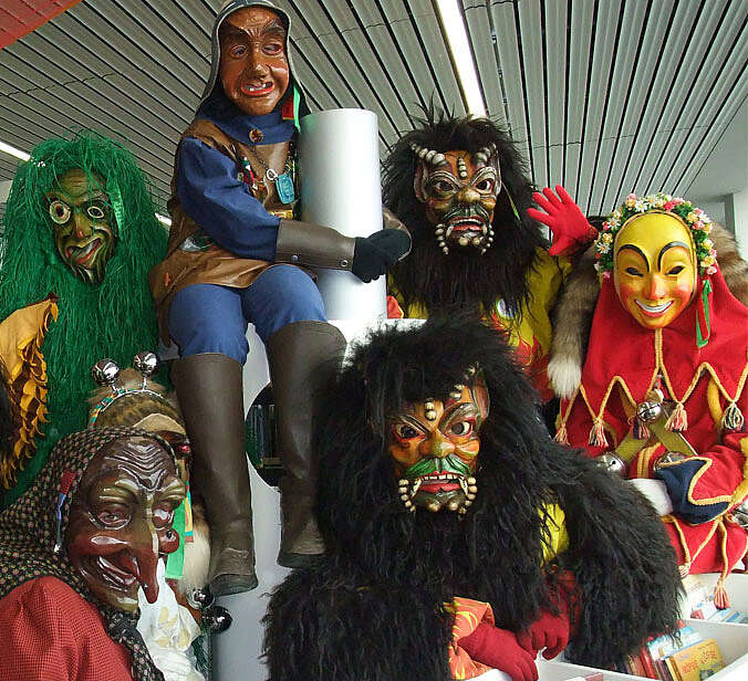 sechs Personen verkleidet mit verschiedenen Masken für Fasching