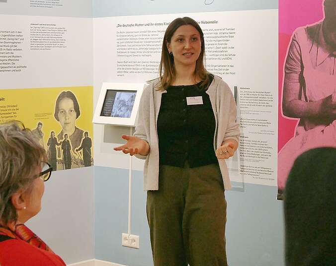 Susanne Appl führt durch Jugend unterm Hakenkreuz