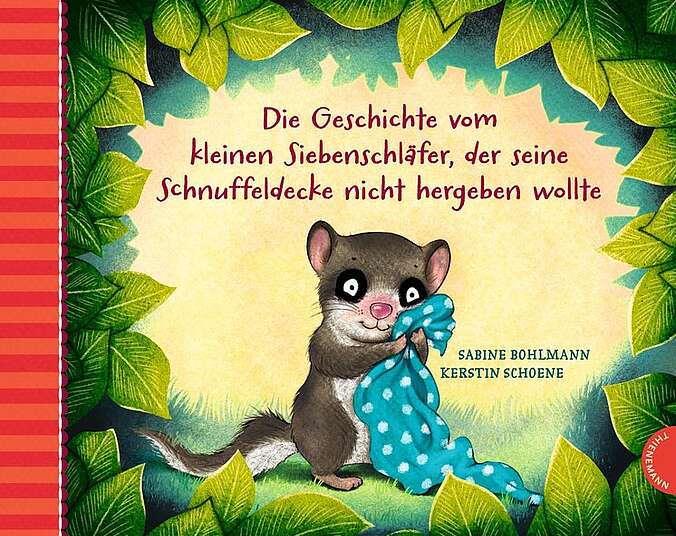 Der kleine Siebenschläfer umarmt seine Schnuffeldecke.