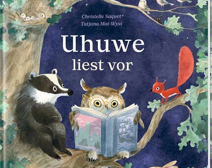 Uhuwe liest den anderen Tieren im Wald vor.