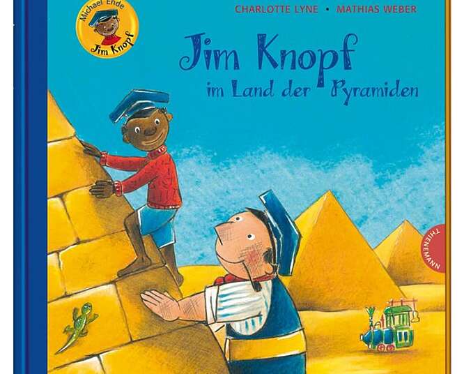 Jim und Lukas klettern eine Pyramide hinauf.
