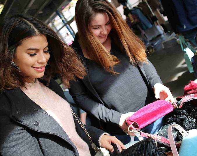 Zwei Frauen  schauen sich Handtaschen an. (Foto: Fetzer GmbH)