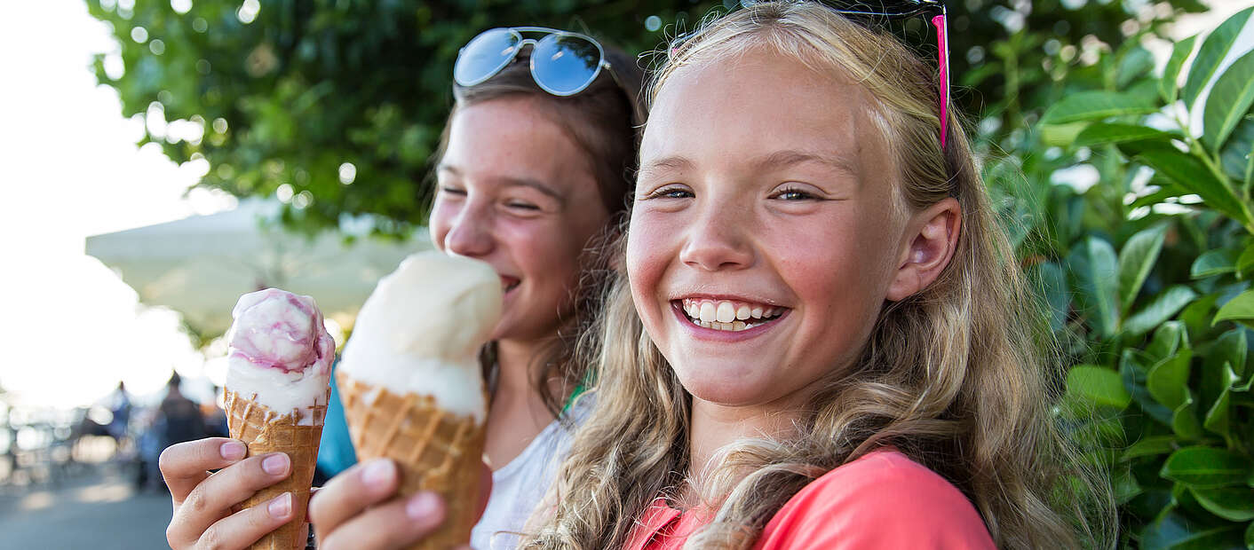 Kinder essen Eis