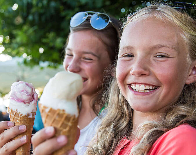 Kinder essen Eis