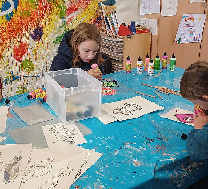 Kinder malen im Spielehaus