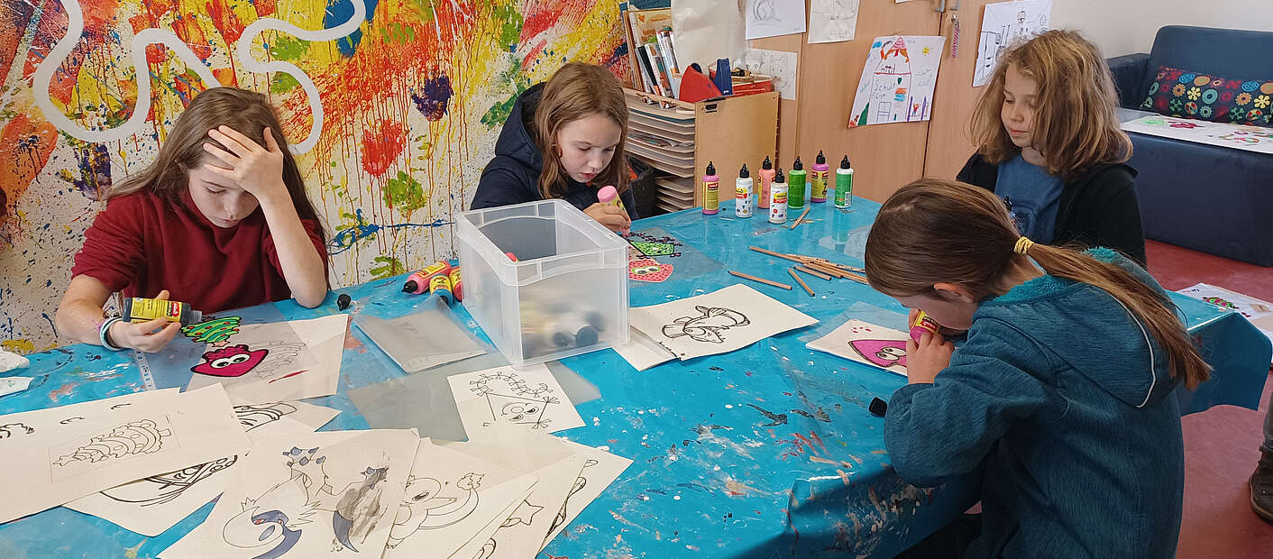 Kinder malen im Spielehaus