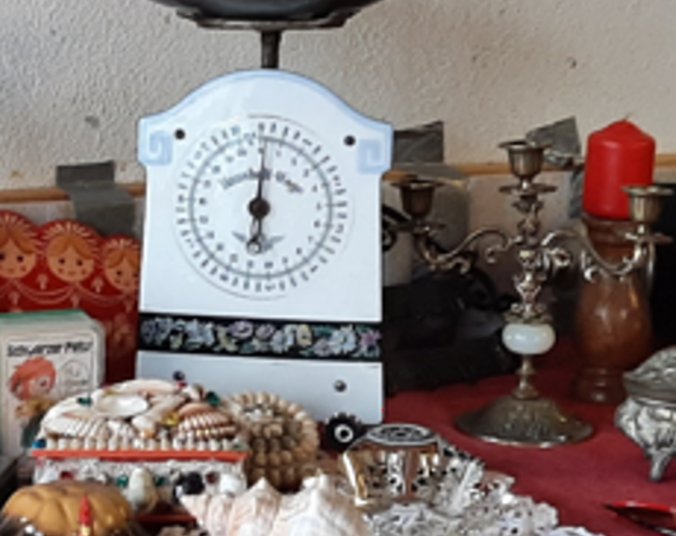 Alte Waage auf einem Flohmarkt