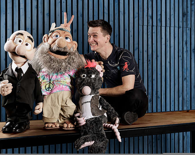 Tim Becker mit Puppen. (Foto: Peter Schütte)