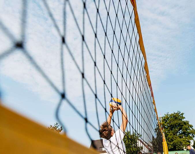 Jugendliche spielen Bechvolleyball