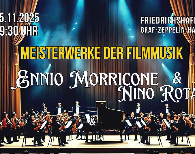 Plakatmotiv mit Datums- und Ortsangabe. Ein Orchester sitzt auf einer Bühne in einem opulenten Veranstaltungshaus.