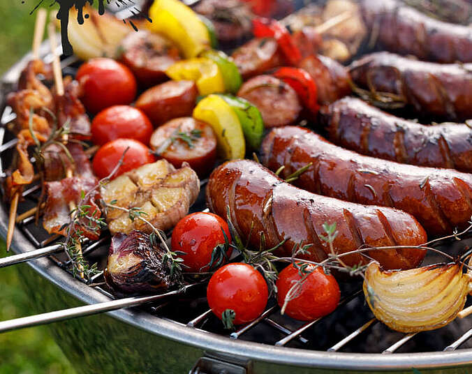 Würste und Gemüse auf dem Grill. (Foto: Canva)