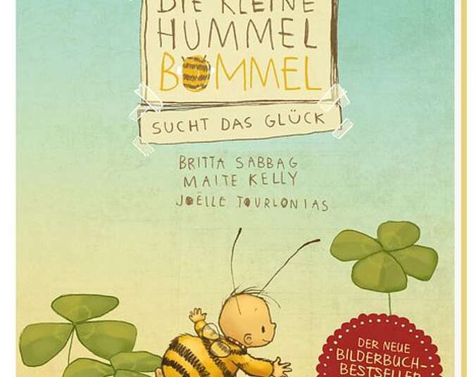 Die kleine Hummel Bommel fliegt zwischen Kleeblättern hin und her.