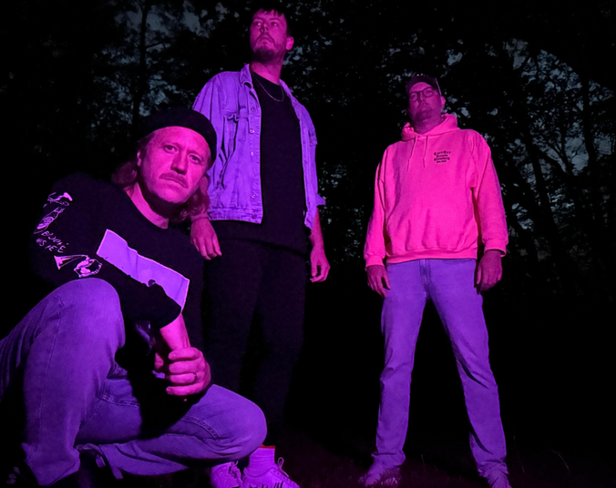 Drei Männer im Schwarzlicht. (Foto: Norbert Buchmacher)