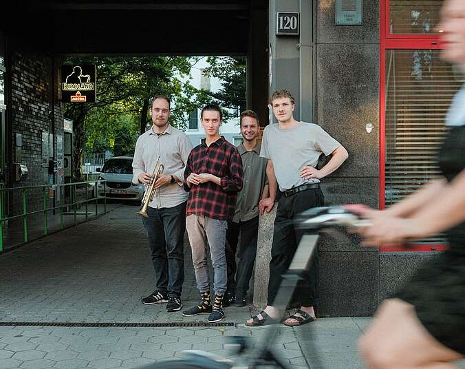 Bluff Band - Musiker stehen auf einer Straße