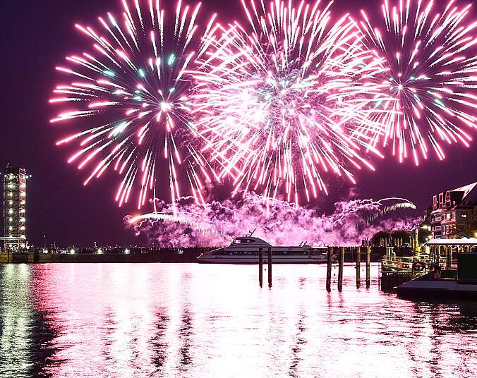 Feuerwerk am Moleturm am Bodensee.