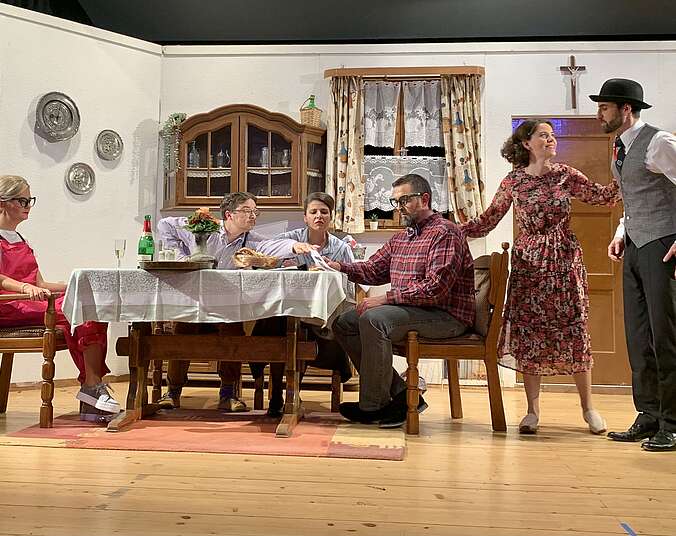 Szene mit Menschen am Tisch. (Foto: Landjugend Ailingen-Schnetzenhausen)