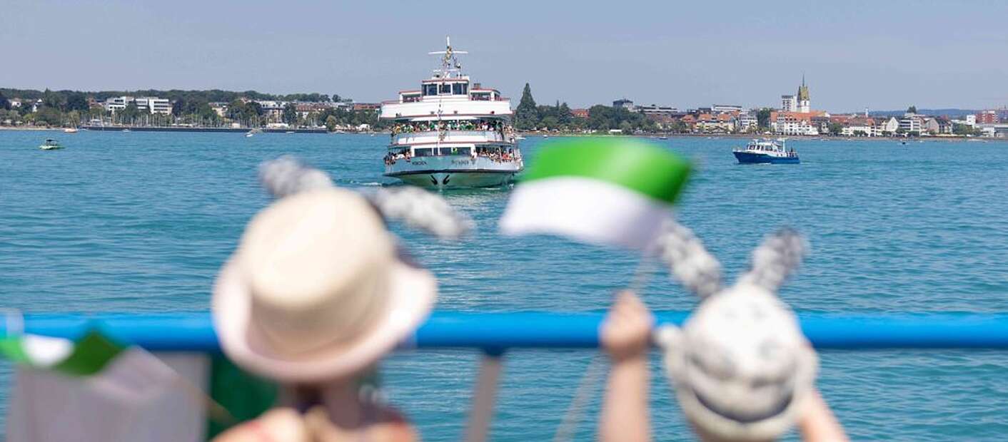 Kinder und Erwachsene feiern beim Seehasenfest die Einholung des Seehas und den Hasenklee