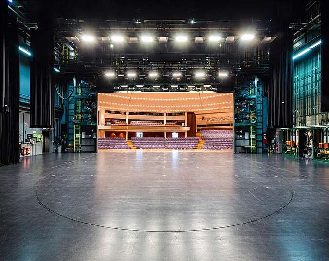 Blick von der Bühne auf einen Zuschauersaal.