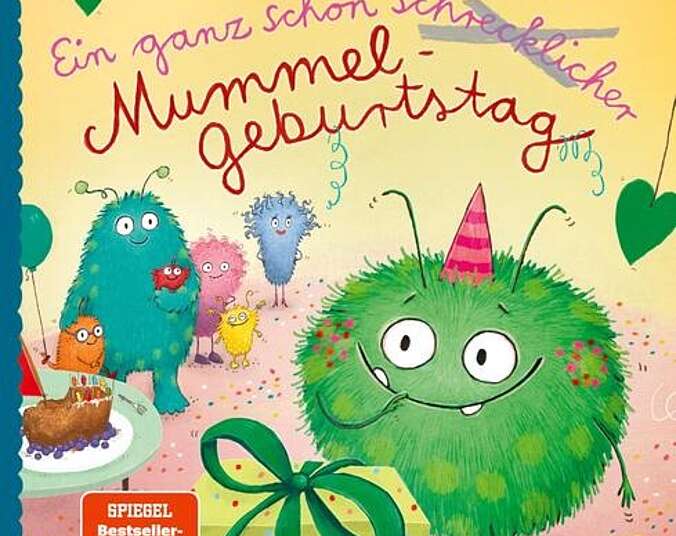Ein kleines plüschiges grünes Monster steht vor einem Geschenk.