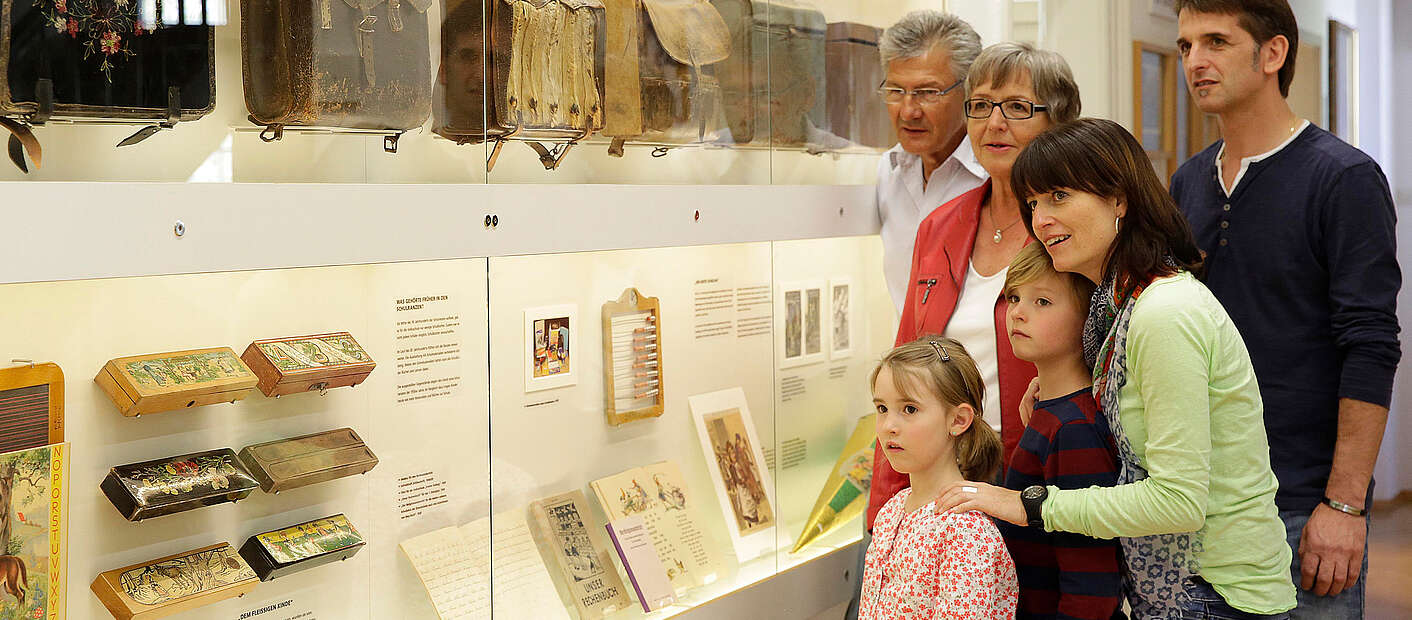 Familie vor Vitrine im Museum