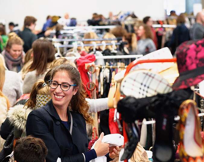 Frauen beim Mädels-Flohmarkt. (Foto: Fetzer GmbH)