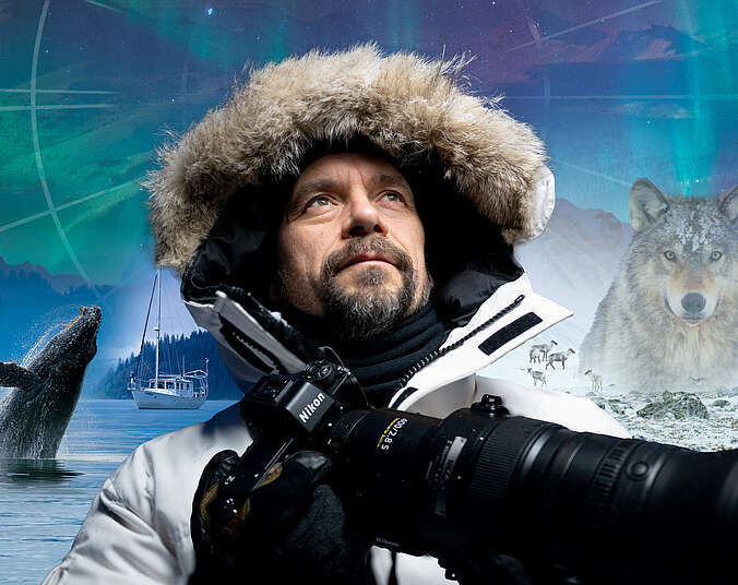 Collage: Ein Mann in einem Anorak mit fellbesetzter Kapuze links neben seinem Kopf ein Wal, rechts ein Wolf.