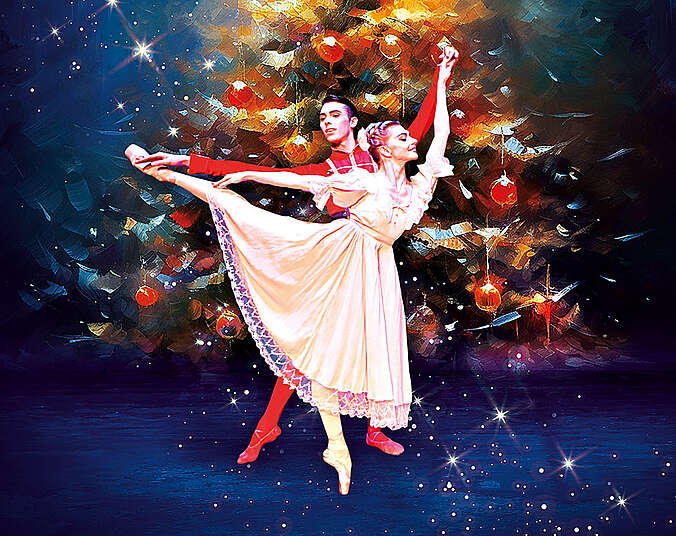 Ein junger Ballett-Tänzer in rotem Dress und eine junge Balletttänzerin in einem schlichten Kleid in Rosé und Spitzenschuhen tanzen gemeinsam eine Ballettfigr. Im Hintergrund ist ein gemalter Tannenbaum zu sehen.