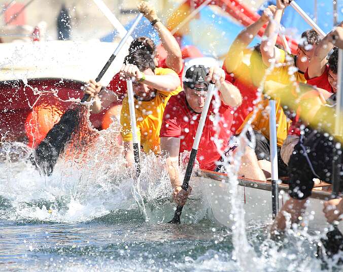 Menschen rudern in Drachenboot