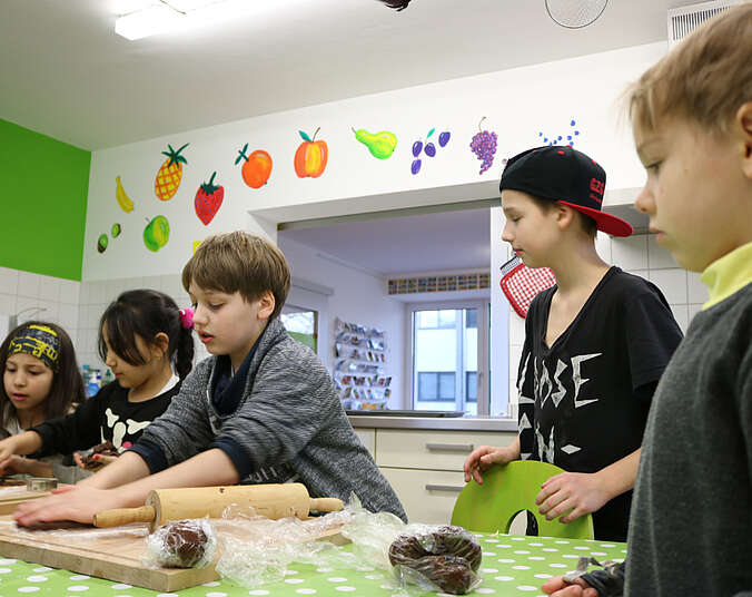Kinder beim Kochen. (Archivfoto: Spielehaus)