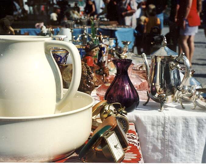 Geschirr Flohmarktstand (Foto: Eberhard Fetzer)