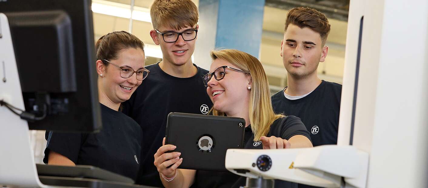 Kinder studieren Geräte und Technik