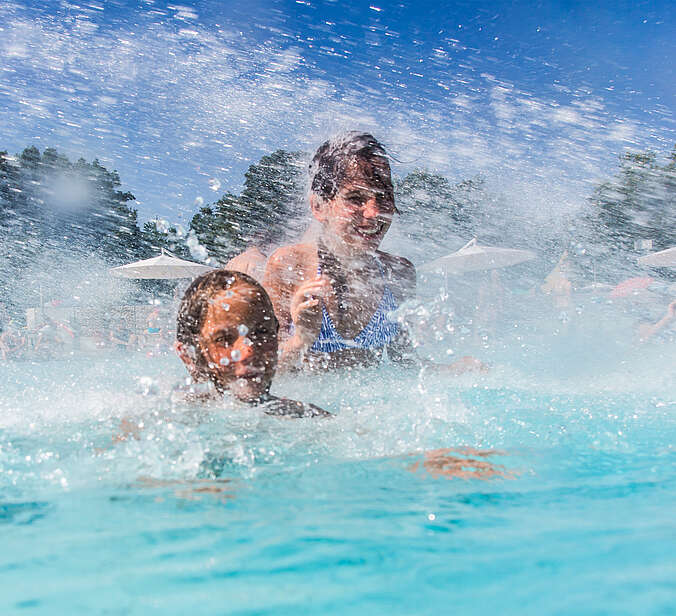 Wellenfreibad Kinder spielen im Wasser