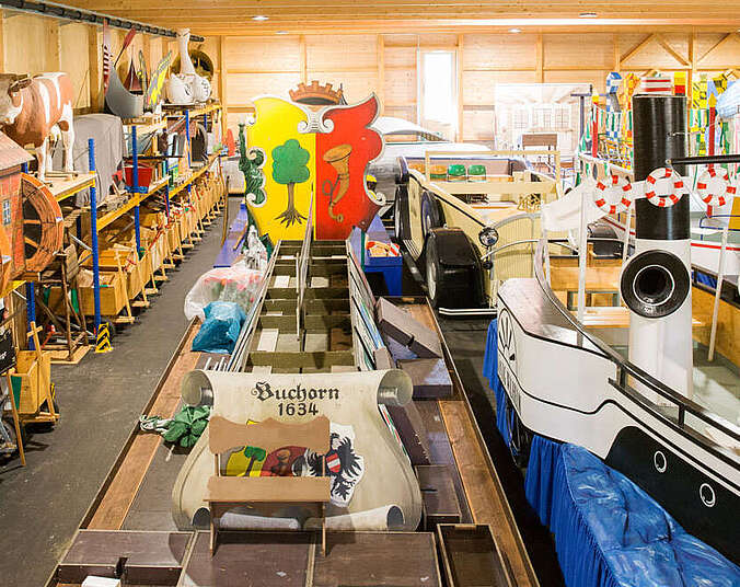 Blick auf die Festwagen im Seehasenfundus.